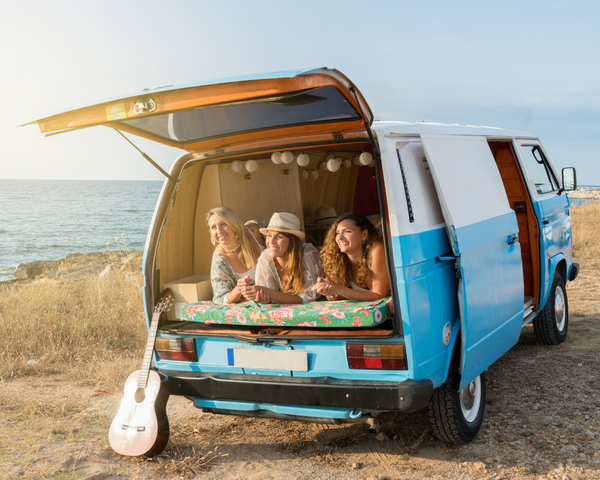 VW Bus Oldtimer hellblau am Strand mit Gitarre